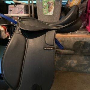 Supra dressage saddle
